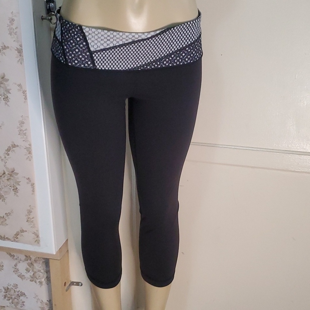 Lululemon Black Cropped Leggings w/ Black & White Waist Band Size 10